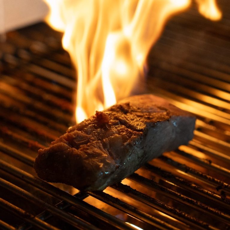 Ein elegant dekorierter Tisch mit gefalteten Servietten und Holzstühlen.