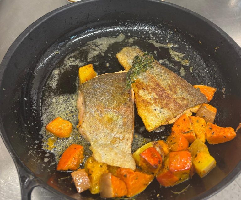 Gebratenes Forellenfilet mit Kräutern auf Schaum Gebratenes Forellenfilet mit Kräutern auf Schaum