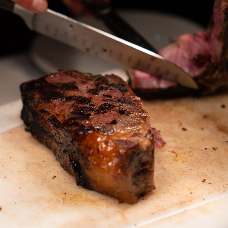 Knuspriges Backhendl mit Beilagen aus Kartoffelsalat und Kräutersauce.